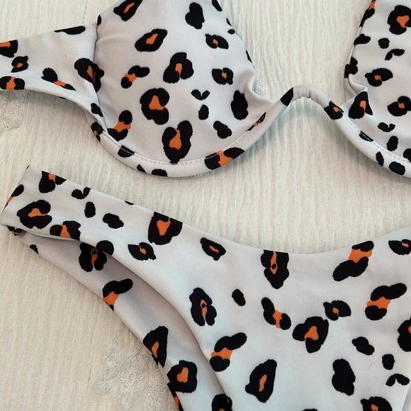 Cheeky leopard print bikini - Picture 2 of 7